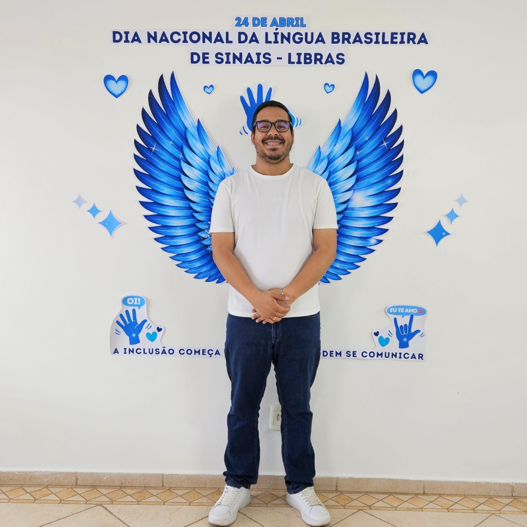 Painel Asas com o tema Dia Nacional da Libras, comemorado em 24 de abril, celebrando inclusão, cultura surda, identidade e respeito.